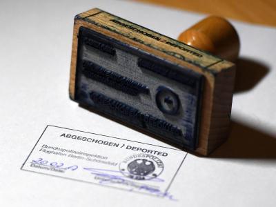 Die Regeln für Abschiebungen und den Umgang mit Asylbewerbern werden erneut verschärft. Foto: Ralf Hirschberger Abschiebung von Ausländern