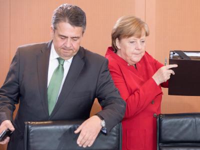 Bundeskanzlerin Angela Merkel und Außenminister Sigmar Gabriel vor einer Sitzung des Bundeskabinetts. Foto: Kay Nietfeld/Archiv Uneins