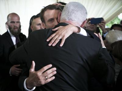 Netanjahu bezeichnete die Einladung zu der Gedenkveranstaltung als eine «sehr, sehr starke Geste». Foto: Kamil Zihnioglu Macron und Netanjahu