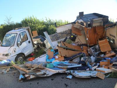 Das zerstörte Wohnmobil liegt auf dem Seitenstreifen der A7. Foto: Pöppel Wohnmobil
