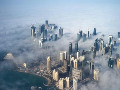 Im Nebel stehen die Hochhäuser der Skyline von Doha, Katar. Foto: Yoan Valat/Illustration Doha, Katar