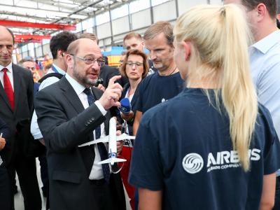 Bei den Leuten: SPD-Kanzlerkandidat Martin Schulz spricht einem Besuch im Hamburger Airbus-Werk mit Beschäftigten in der Endmontagelinie. Foto: Christian Charisius Schulz-Sommerreise