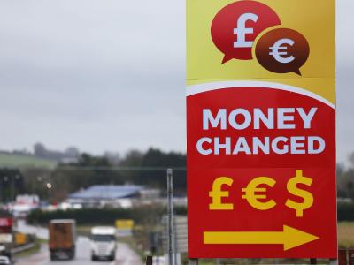 Werbetafel einer Wechselstube zum Tausch von Pfund und Euro an der Grenze zwischen der Republik Irland und der britischen Region Nordirland. Foto: Brian Lawless Brexit