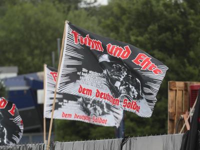 Fahnen der rechten Szene beim Neonazi-Konzert in Themar. Foto: Bodo Schackow Neonazi-Konzert in Themar