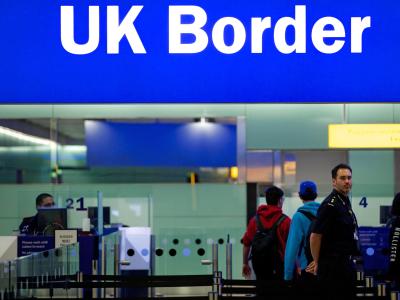 Noch ist das Reisen einfach: Grenzbeamte am Londoner Flughafen Heathrow unter einem Grenzschild. Foto: Andrew Cowie Britische Grenze