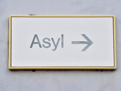 «Asyl»-Schild an der Landeserstaufnahme für Asylbewerber in Karlsruhe. Das Bundesamt für Migration und Flüchtlinge hinkt einigen fürs laufende Jahr gesteckten Zielen hinterher. Foto: Uli Deck BAMF hinkt Zielen hinterher