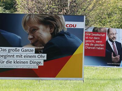 Merkel vor Schulz - auch bei diesen Wahlplakaten in Köln. Foto; Oliver Berg Foto: Oliver Berg Wahlplakate