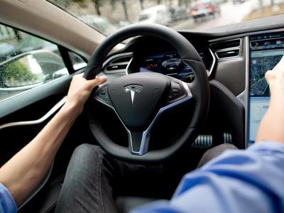 Tesla-Cockpit: Zum tödlichen Crash eines vom Computer gesteuerten Tesla-Elektroautos haben nach Einschätzung der Ermittler zu lasche Sicherheitsvorkehrungen der Software beigetragen. Foto: Sven Hoppe Tesla