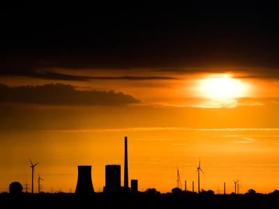Ein Kohlekraftwerk im Licht der aufgehenden Sonne. Nach monatelangen Verhandlungen ist eine Reform des europäischen Emissionshandels unter Dach und Fach. Foto: Julian Stratenschulte Einigung auf EU-Emissionshandel