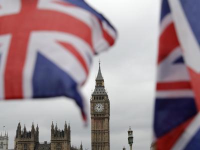 Britische Fähnchen an einem Touristen-Geschäft wehen vor den Houses of Parliament in London. Foto: Matt Dunham/Illustration Brexit