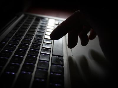 Surfen im Dunklen: Nach einer bundesweiten Razzia hat die Polizei ein illegales Download-Portal für Filme, Musik. E-Books und Computerspiele geschlossen. Foto: Karl-Josef Hildenbrand Tastatur