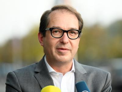 Auch der zuletzt polternde CSU-Landesgruppenchef Alexander Dobrindt gab sich am Freitag versöhnlicher. Foto: Maurizio Gambarini Alexander Dobrindt