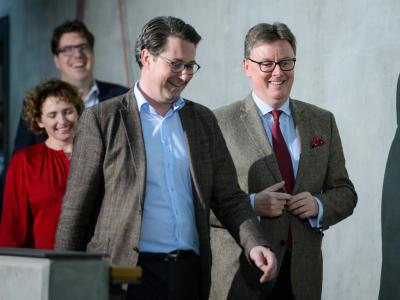 Als sei es ein Vergnügen: Michael Kellner (Grüne), Nicola Beer (FDP), Andreas Scheuer (CSU) und Michael Grosse-Brömer (CDU) während einer Pause der Sondierungsgespräche. Foto: Gregor Fischer Sondierungsgespräche