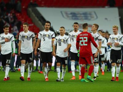 Die deutschen Nationalspieler verlassen nach dem 0:0 gegen England in Wembley das Stadion. Foto: Christian Charisius Nicht zufrieden