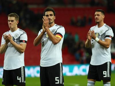 Matthias Ginter (l-r), Mats Hummels und Sandro Wagner bedanken sich bei den Fans nach dem Spiel. Foto: Christian Charisius Optimierungsbedarf