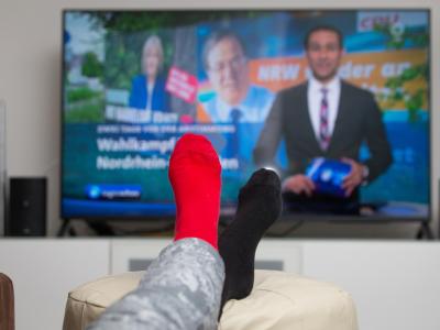 Ob der die Wahrheit sagt? Nur 16 Prozent der Menschen im Osten trauen dem Fernsehen. Foto: Friso Gentsch Fernsehen