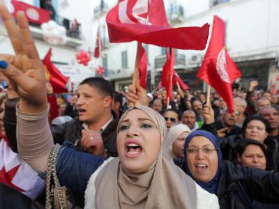 Tunesier nehmen in Tunis an einer Veranstaltung zum fünften Jahrestag des Aufstandes in Tunesien teil. Foto: Mohamed Messara/Archiv Studie zu Jugend im Nahen Osten