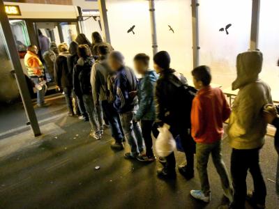 Junge Transitflüchtlinge im November 2015 in Rostock. Foto: Bernd Wüstneck Minderjährige Flüchtlinge