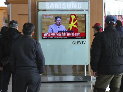 Reisende sehen sich im Hauptbahnhof von Seoul (Südkorea) auf einem Fernseher die Neujahrsansprache des nordkoreanischen Machthabers Kim Jong Un an. Foto: Ahn Young-Joon Reisende in Südkorea