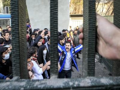 Studenten protestieren am 30.12.2017 in der Universität von Teheran gegen die Regierung. Foto: AP/dpa Proteste im Iran