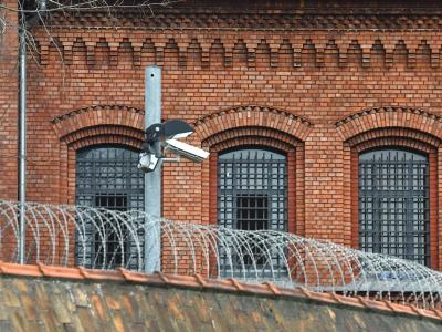 Vergitterte Fenster der Justizvollzugsanstalt Plötzensee in Berlin. Foto: Paul Zinken JVA Plötzensee