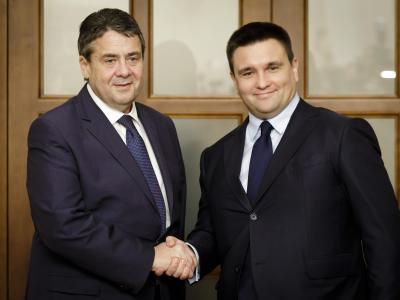 Bundesaußenminister Sigmar Gabriel (l) trifft in Kiew seinen ukrainischen Amtskollegen Pawel Klimkin. Foto: Inga Kjer, photothek.net/dpa Sigmar Gabriel und Pawlo Klimkin