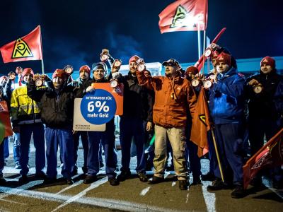 Beschäftigte der Firma Kirchhoff Automotive in Iserlohn traten schon kurz nach Mitternacht vor die Tore. Foto: Guido Kirchner Iserlohn