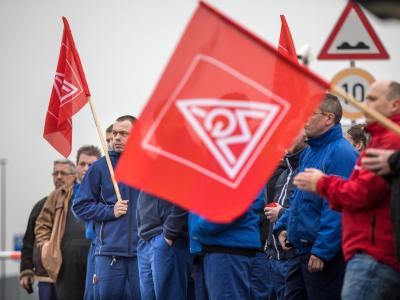 Die IG Metall verlangt neben einer Lohnerhöhung einen Rechtsanspruch der Beschäftigten, für maximal zwei Jahre ihre Wochenarbeitszeit auf bis zu 28 Stunden zu verringern. Foto: Arifoto Ug/Michael Reichel Warnstreik