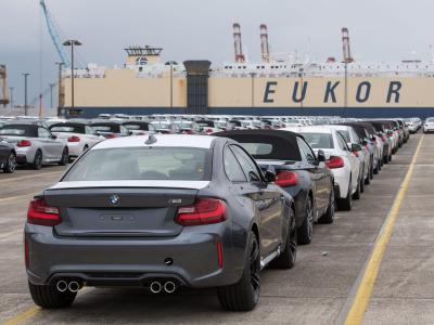 Neuwagen stehen auf einem Autoterminal in Bremerhaven zur Verschiffung bereit. Foto: Ingo Wagner Autoterminal in Bremerhaven