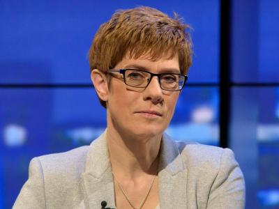 Kramp-Karrenbauer war auf dem Weg zu den Sondierungsgesprächen in Berlin. Foto: Oliver Dietze Annegret Kramp-Karrenbauer