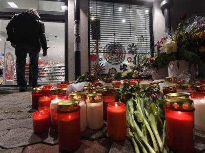 Die 15-Jährige war am 27. Dezember bei einer Messerattacke in einem Drogeriemarkt so schwer verletzt worden, dass sie starb. Foto: Uli Deck Trauermarsch in Kandel