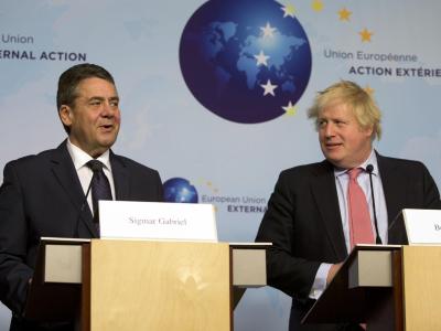 Bundesaußenminister Sigmar Gabriel und sein britischer Amtskollege Boris Johnson (r) sprechen in Brüssel auf einer Pressekonferenz. Foto: Virginia Mayo Gabriel und Johnson