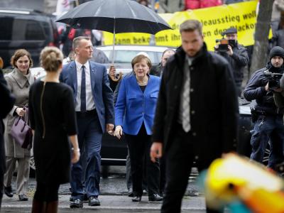 Bundeskanzlerin Merkel (CDU) kommt zur Fortsetzung der Sondierungsgespräche in der SPD-Zentrale in Berlin an. Foto: Kay Nietfeld Zu den Sondierungen