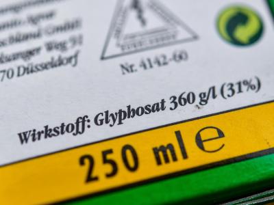 Nach dem Ja von CSU-Agrarminister Schmidt für eine weitere EU-Zulassung des Unkrautgifts Glyphosat soll der Einsatz national beschränkt und schnellstmöglich beendet werden. Foto: Patrick Pleul Unkrautvernichtungsmittel