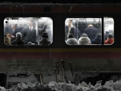 Die Fahrgäste hatten Glück im Unglück: Licht und Heizung funktionierten. Foto: Kyodo Zug
