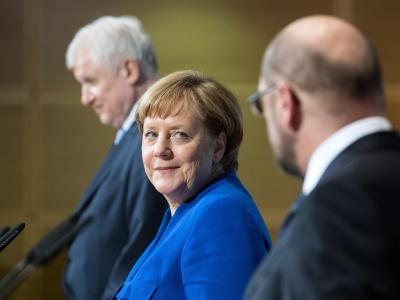 Horst Seehofer (l-r), Angela Merkel und Martin Schulz präsentieren die Ergebnisse der Sondierungen. Foto: Bernd von Jutrczenka Seehofer, Merkel und Schulz