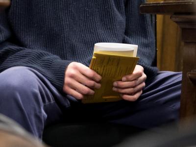 Der Anwalt des Angeklagten verlas zu Prozessbeginn ein Geständnis. Foto: Christian Charisius Angeklagter