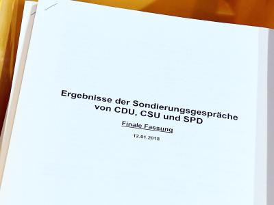 Die finale Fassung der Ergebnisse der Sondierungsgespräche von CDU,CSU und SPD wird bei einer Pressekonferenz verteilt. Foto: Maurizio Gambarini Abschluss der Sondierungen