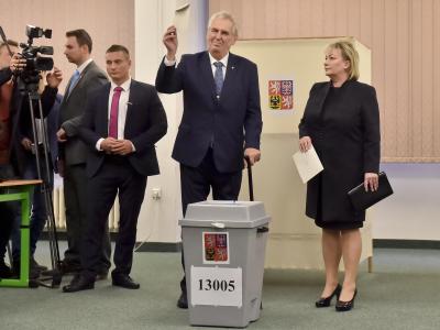 Der tschechische Präsident Milos Zeman gibt in einem Wahllokal in Prag seine Stimme ab. Foto: Vít ?imánek/CTK Stimme abgeben