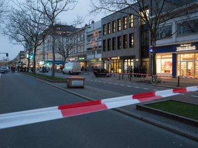 Die Straße vor der Bankfiliale ist abgesperrt. Foto: Georg Moritz Verdächtige Versandtasche