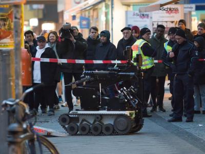 Ein Sprengstoffroboter vor der Bankfiliale in Berlin-Steglitz. Foto: Georg Moritz Sprengstoffroboter