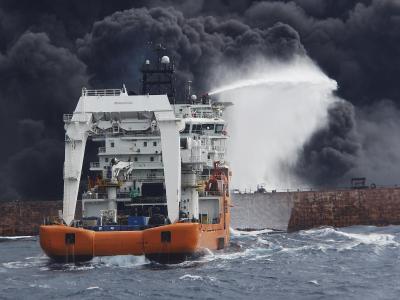 Ein Löschboot vor dem brennenden Öltanker SANCHI vor der Küste von Shanghai. Foto: XinHua Brand auf Öltanker