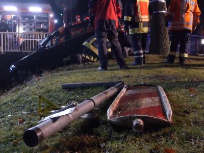 Rettungskräfte ziehen in Westrhauderfehn ein Auto aus einem Kanal, in dem ein 14- und ein 15-Jähriger ums Leben kamen. Foto: TNN Bergungsarbeiten