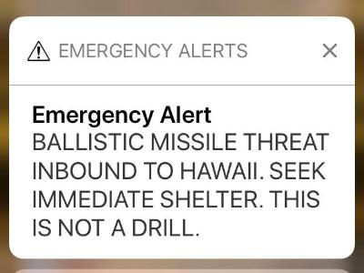 Der Screenshot von einem Smartphone zeigt die Warnmeldung der Katastrophenschutzbehörde von Hawaii. Foto: Caleb Jones Falscher Alarm