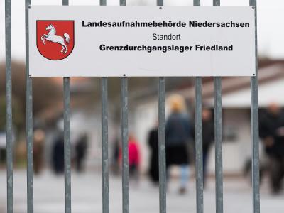 Schild am Eingangstor zum Grenzdurchgangslager im niedersächsischen Friedland. Foto: Swen Pförtner Spätaussiedler in Friedland
