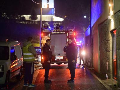Polizisten nach dem Brand in Vila Nova da Rainha nördlich von Lissabon. Foto: Sergio Azenha Polizisten