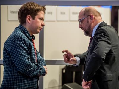 Pro und Kontra GroKo: Martin Schulz im Gespräch mit dem Juso-Bundesvorsitzenden Kevin Kühnert beim SPD-Bundesparteitag im Dezember 2017. Foto: Michael Kappeler SPD-Bundesparteitag
