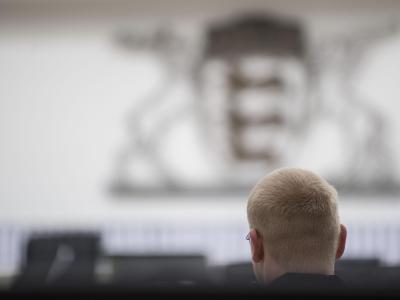 Der Hauptangeklagte im Prozess gegen die Betreiber des Neonazi-Portals Altermedia im Gerichtssaal des Oberlandesgerichts Stuttgart. Foto: Marijan Murat Altermedia-Prozess