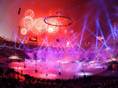 Ein riesiges Feuerwerk wird über dem Olympiastadion entzündet. Foto: Peter Kneffel Eröffnungsfeier