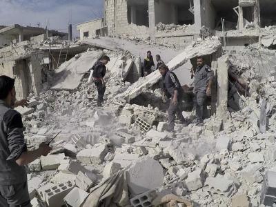 Ost-Ghuta ist von Regierungstruppen eingeschlossen. Wegen der Blockade mangelt es akut an Lebensmitteln und medizinischer Versorgung. Foto: Uncredited/Syrian Civil Defense White Helmets/AP Luftangriffe bei Damaskus